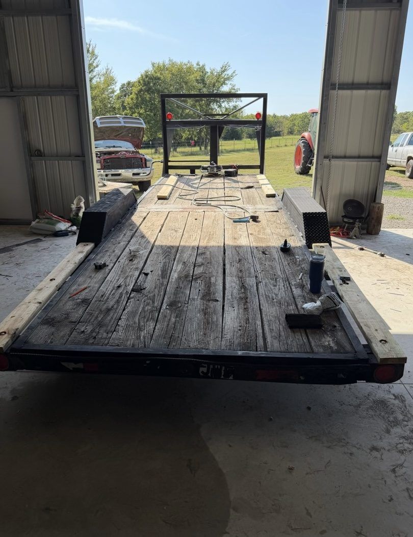 Car hauler trailer deck seen from the rear with drive over fenders fitted on both sides