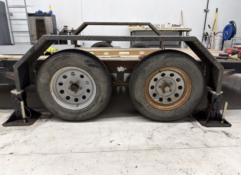 Rear view of drive over trailer fenders showing tire clearance over both tandem axle wheels